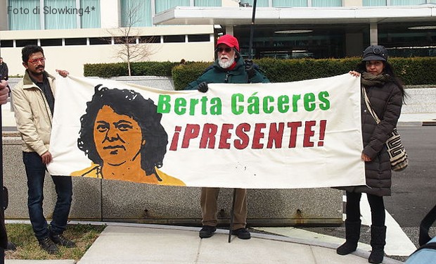 Il mondo chiede giustizia per Berta Cáceres. Ma lo Stato honduregno indaga sulle vittime